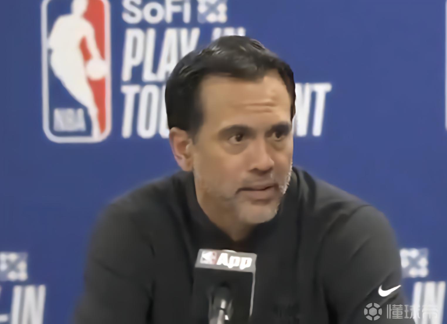 斯波：三球绊倒阿德巴约的动作愚蠢又危险，他本该被驱逐出场