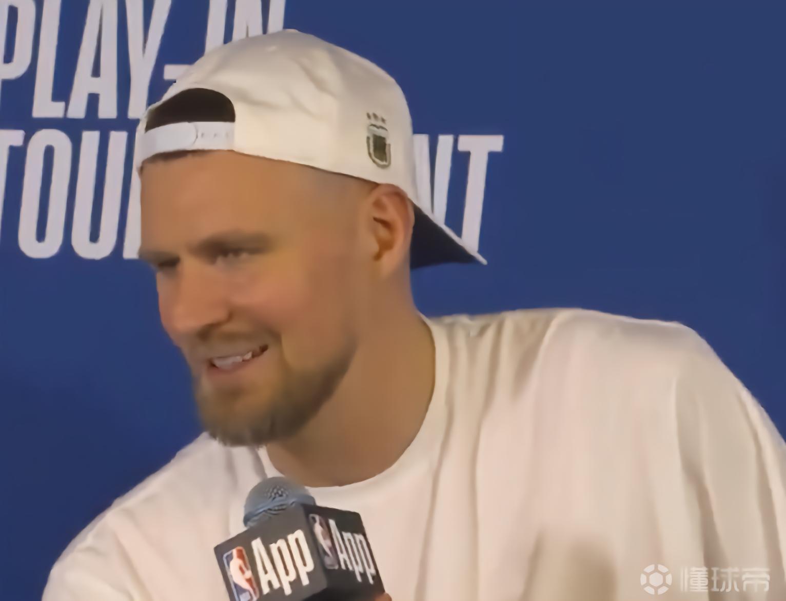 波神：库里太不真实了，无论落后多少分他都能让球队保持威胁